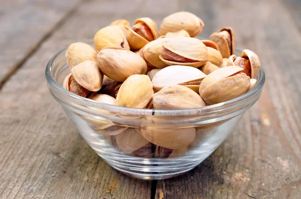 Pistachos en un tazón —  Fotos de Stock