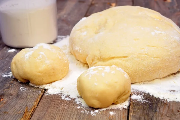 Dough on a wooden table — Stock Photo, Image