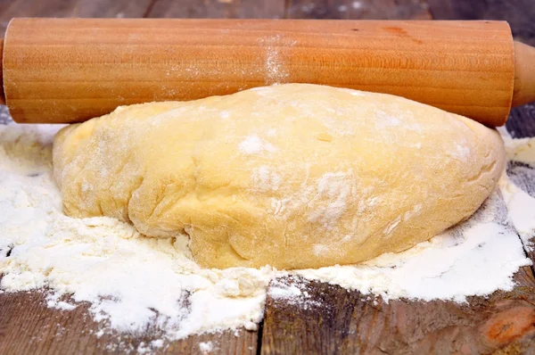 Rolling pin and dough — Stock Photo, Image