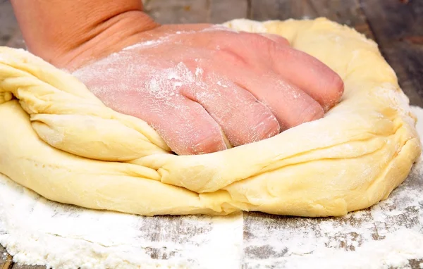 Female hand kneads the dough — Stock Photo, Image