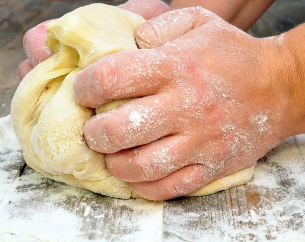 Female hand kneads the dough — Stock Photo, Image