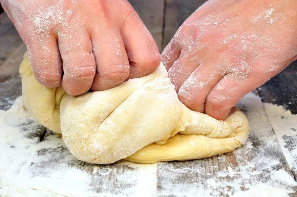 Female hand kneads the dough — Stock Photo, Image