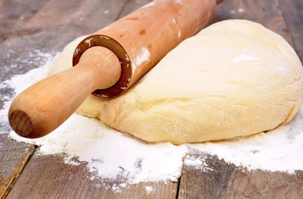 Rolling pin and dough — Stock Photo, Image