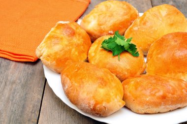 ahşap bir masa üzerinde taze ev pies