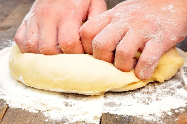 La mano femminile impasta l'impasto — Foto Stock