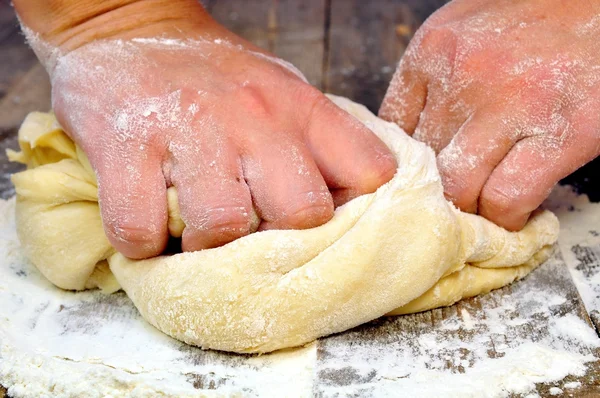 Female hand kneads dough — Stock Photo, Image
