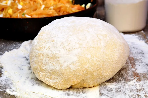 Pasta e riempitura per una torta su un tavolo di legno — Foto Stock