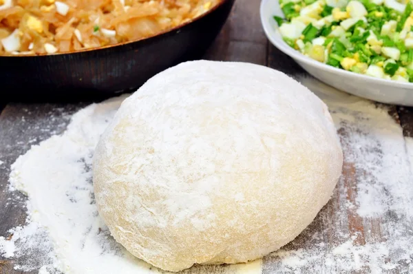 Dough and filling for a pie on a wooden table — Stock Photo, Image