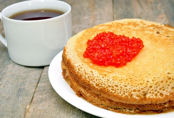Pfannkuchen mit rotem Kaviar und einer Tasse Tee — Stockfoto