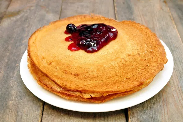 Frittelle con marmellata su un piatto — Foto Stock