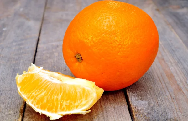 Laranja em uma mesa de madeira — Fotografia de Stock