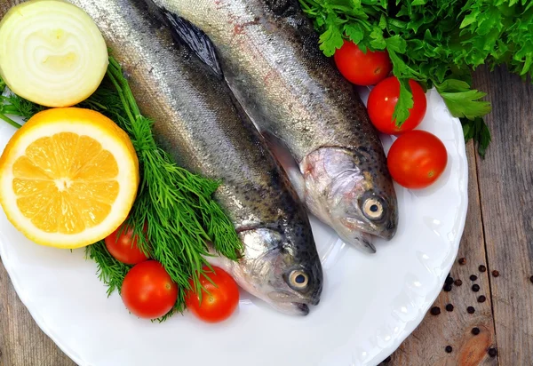Trout with lemon and fresh vegetables — Stock Photo, Image