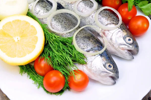 Trout with lemon and fresh vegetables — Stock Photo, Image