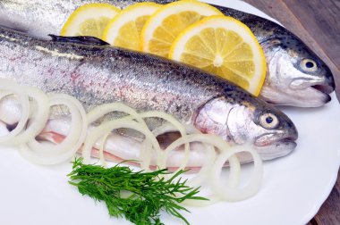 iki limon ve taze alabalık