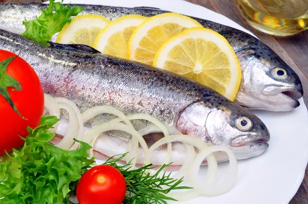 Trout with lemon and fresh vegetables — Stock Photo, Image