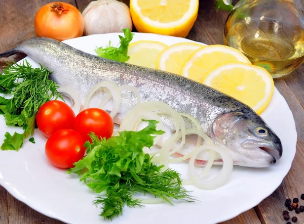 Rainbow trout with lemon and fresh vegetables — Stock Photo, Image