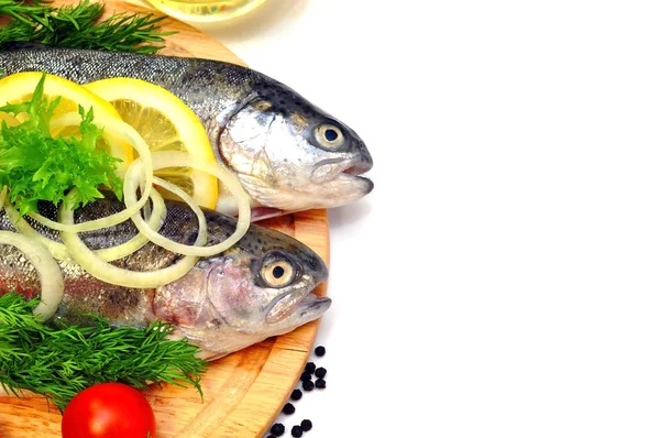 Rainbow trout with lemon and fresh vegetables — Stock Photo, Image