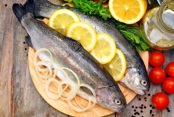 Rainbow trout with lemon and fresh vegetables — Stock Photo, Image