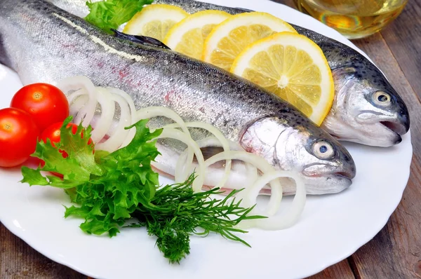 Truite sur une assiette avec des légumes — Photo