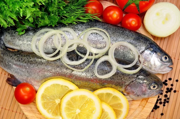 Trout on a plate with vegetables — Stock Photo, Image