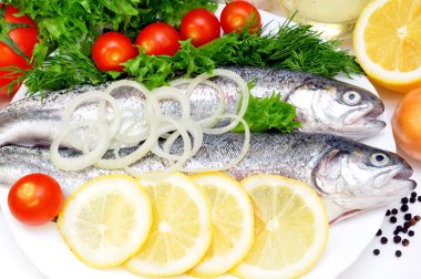 bir tabakta sebze ile alabalık