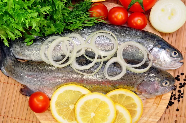 Truta em um prato com verduras — Fotografia de Stock