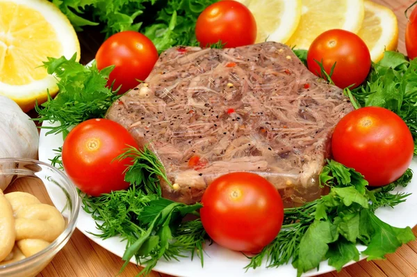 Carne gelatinosa con hierbas frescas — Foto de Stock