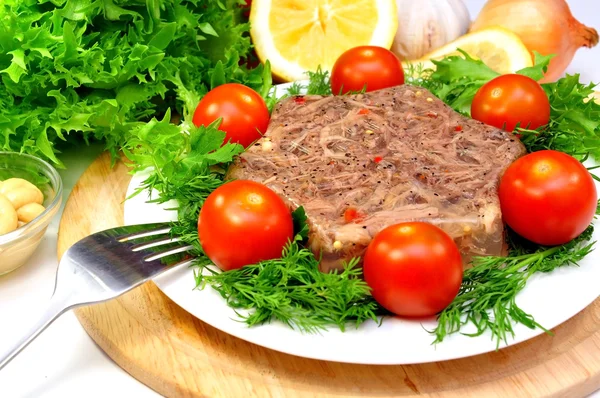 Zselés hús, friss fűszernövények — Stock Fotó