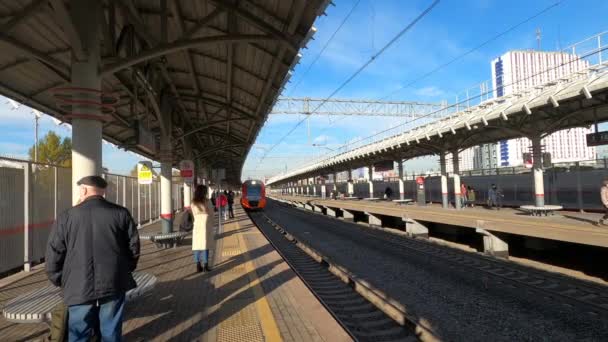 Rusko Moskva-říjen 9, 2021: Metro vlak zastaví na nádraží a sbírá lidi — Stock video