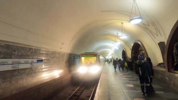 Ryssland Moskva-November 6, 2021: Tunnelbanetåg anländer till stationen med passagerare. — Stockvideo