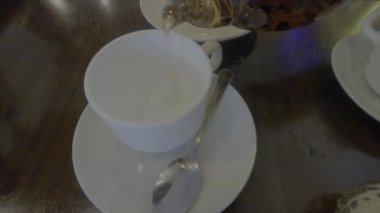 Çay beyaz bir fincana ve çay tabağına dökülür.. 