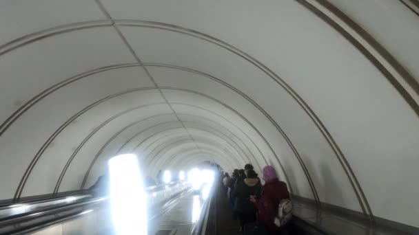 Россия Москва-6 ноября 2021 года: Эскалатор Московского метрополитена — стоковое видео