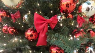 Toplarla süslenmiş Noel ağacı. 