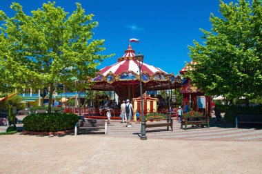 Sochi, Rusya - 1 Haziran 2021: Sochi tema parkında atlı at ve at arabaları 