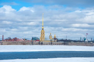 St. Petersburg, Rusya - 27 Mart 2021: Zayachy Adası 'ndaki Peter ve Paul Kalesi. 