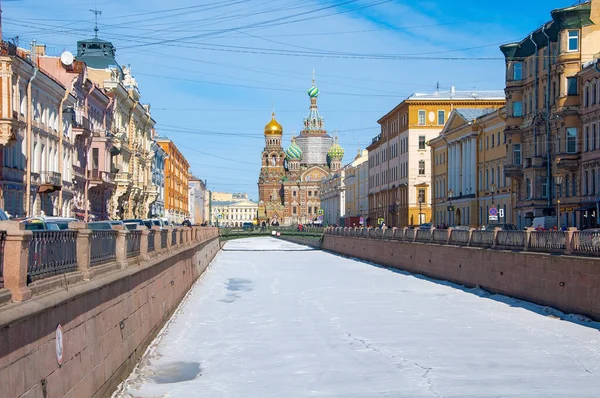 Saint-Pétersbourg, Russie - 27 mars 2021 : Le canal Griboyedov et l'église du Sauveur sur le sang versé — Photo