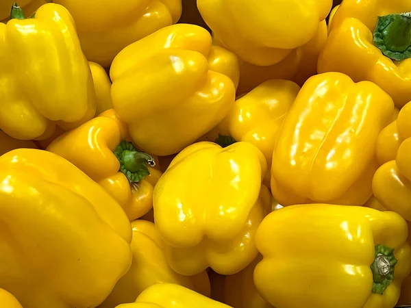 Background from fresh yellow peppers. — Fotografia de Stock