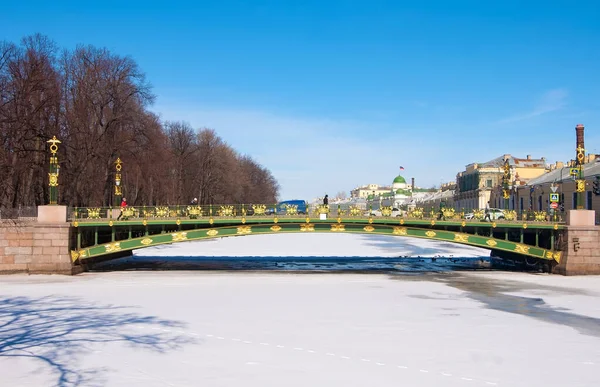 ST. PETERSBURG, RUSSIA - March 27 , 2021: Panteleimonovsky bridge — 스톡 사진