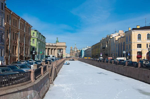 Saint-Pétersbourg, Russie - 27 mars 2021 : Le canal Griboyedov et l'église du Sauveur sur le sang versé — Photo