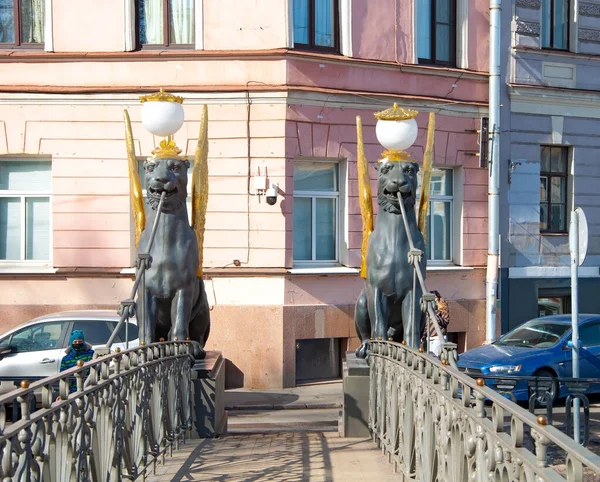 Saint-Pétersbourg, Russie - 27 mars 2021 : Griffins sur le pont de la Banque — Photo