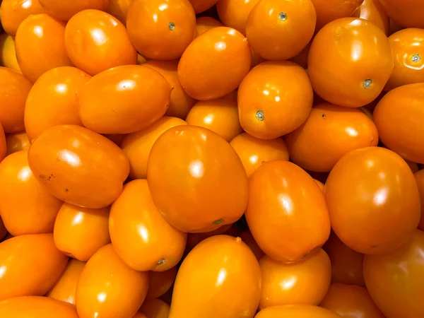 新鲜黄色西红柿的背景 — 图库照片