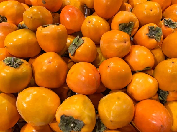 Hintergrund der frischen Persimmons auf der Ladentheke — Stockfoto