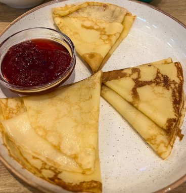 bir plaka üzerinde çilek reçelli krep 