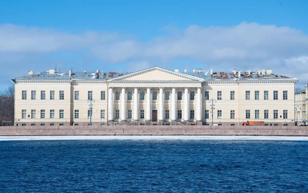Санкт-Петербург, Россия - 27 марта 2021 года: Академия наук в Санкт-Петербурге. — стоковое фото
