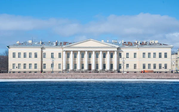 ST. PETERSBURG, RUSIA - 27 de marzo de 2021: Academia de Ciencias de San Petersburgo. — Foto de Stock