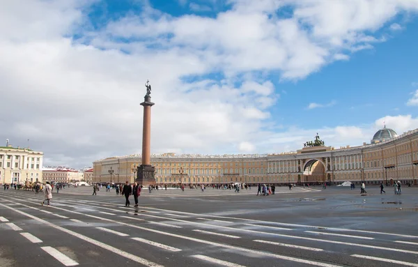 ST. PETERSBURG, Ρωσία - 27 Μαρτίου 2021: Πλατεία Παλατιού — Φωτογραφία Αρχείου