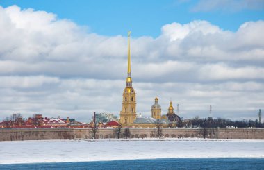 St. Petersburg, Rusya - 27 Mart 2021: Zayachy Adası 'ndaki Peter ve Paul Kalesi. 