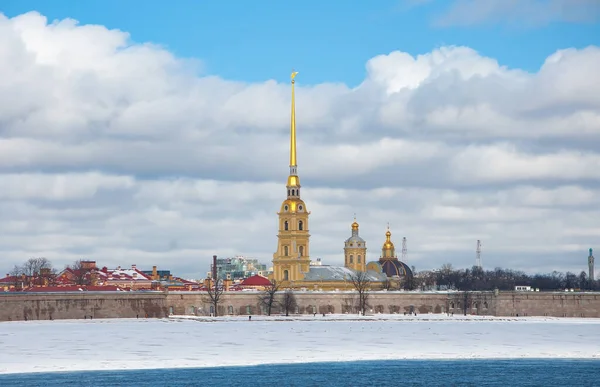 Санкт-Петербург, Россия - 27 марта 2021 года: Петропавловская крепость на острове Заячий. — стоковое фото
