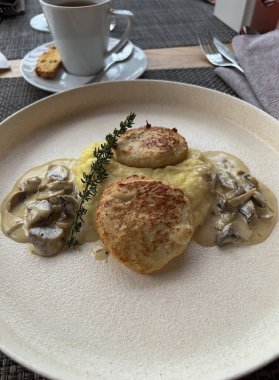 Patates püresi ve mantar soslu tavuk pirzolası. 