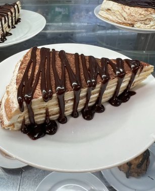 Çikolatalı ve ekşi kremalı krep. 